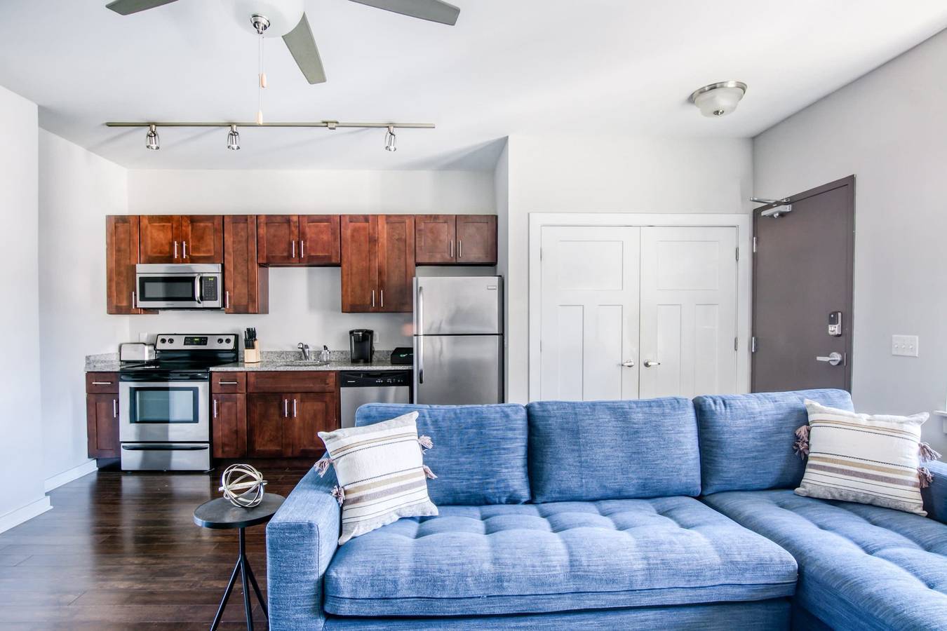 Entire apartment, Cozysuites Music Row Chic 1Br w free parking 42 in Nashville, Tennessee