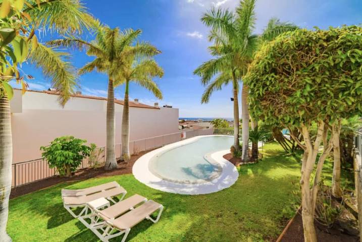 Vakantieappartement voor 4 personen, with uitzicht and zwembad as well as terras in La Caleta