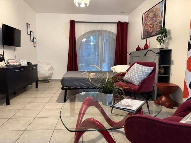 Appartement entier, Apartment with Garden View in Beaucaire, Région de Nîmes