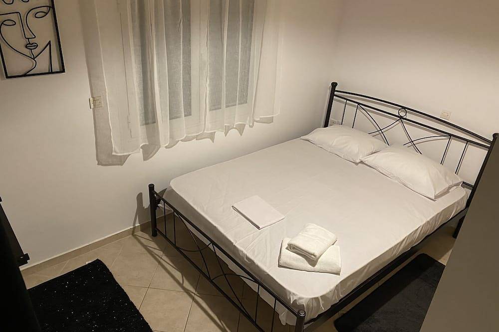 Private Home 10min away from Athens Int Airport. Beach 150meters away in Artemida, Regionalbezirk Ostattika