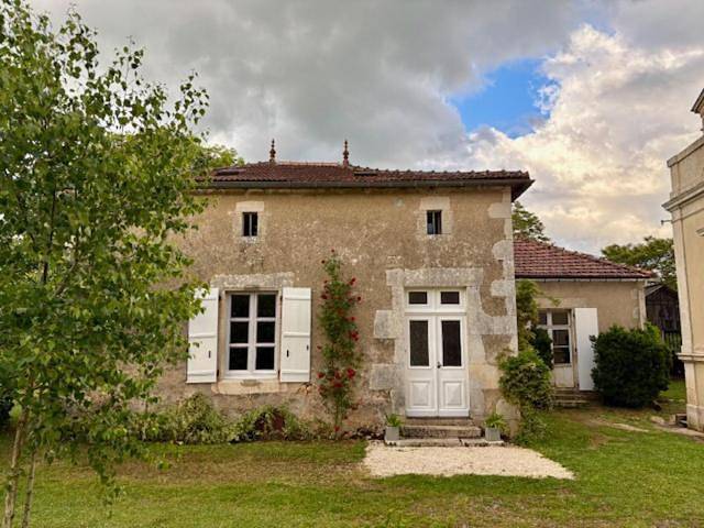 Location de vacances pour 4 personnes, avec terrasse et piscine ainsi que jardin et vue à Montbron - 3