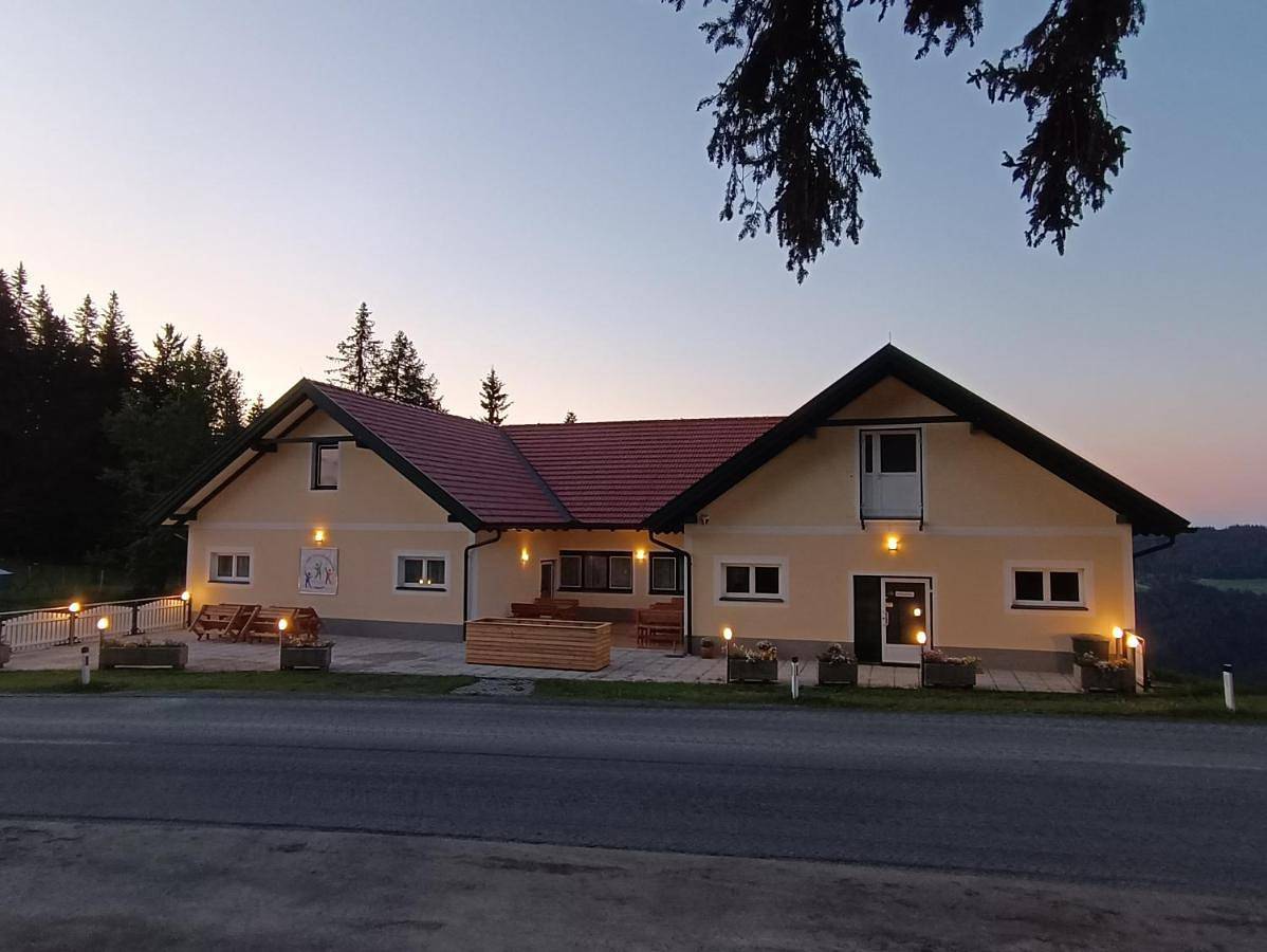 Ganze Wohnung, Studio Apartment with One Double Bed in Hirschegg-Pack, Steirerland
