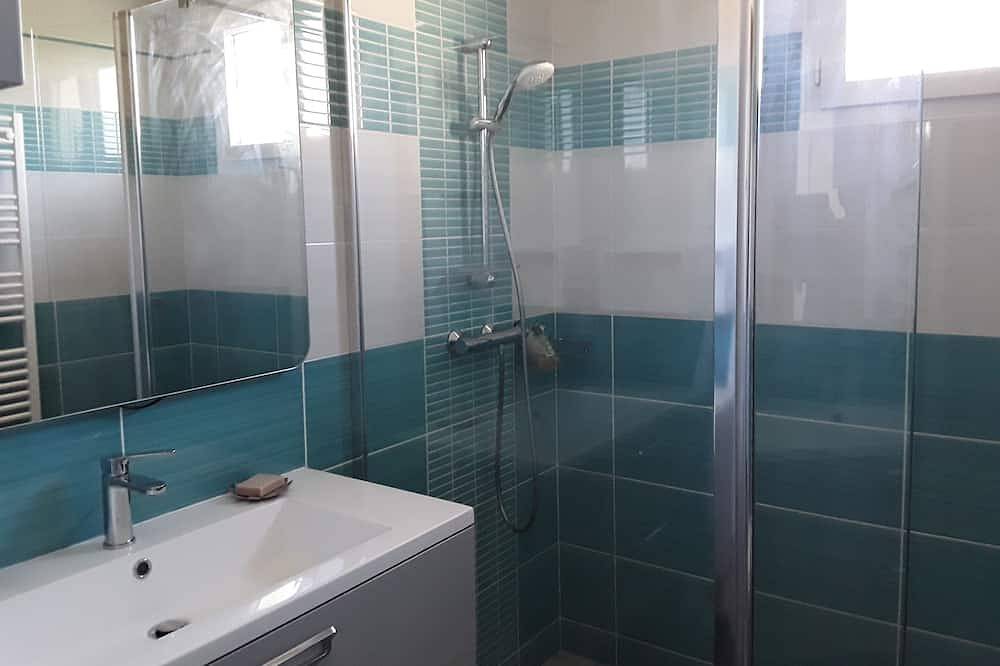Petite suite entièrement neuve.Entrée indépendante avec couloir privé in Avoine, Vallée de la Loire