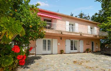 Cottage pour 7 personnes, avec terrasse ainsi que piscine et jardin, animaux acceptés à Furiani