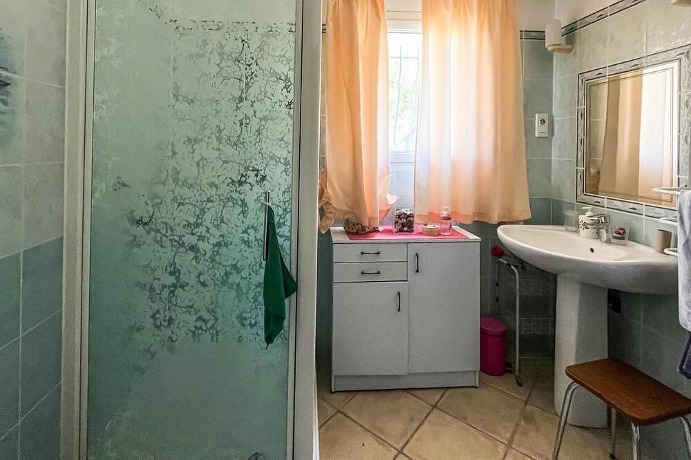 Gorgeous home in Senas in Sénas, Arles region