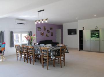 Gîte pour 10 personnes, avec jardin et terrasse à Montoison