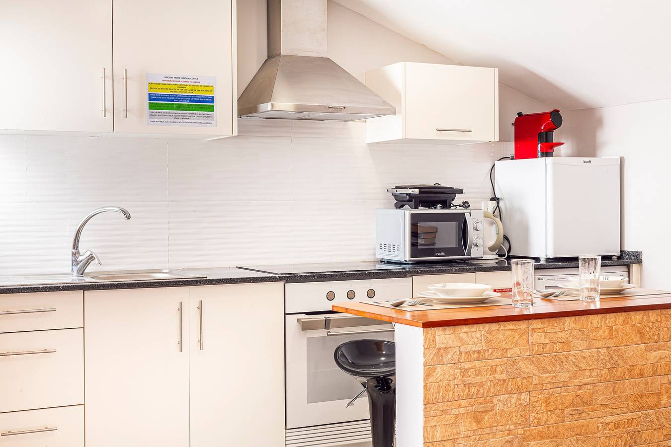 Appartamento intero, Appartamento 'Holiday Home Funchal Center T1' con vista mare, Wi-Fi e aria condizionata in Funchal (Sé), Madeira