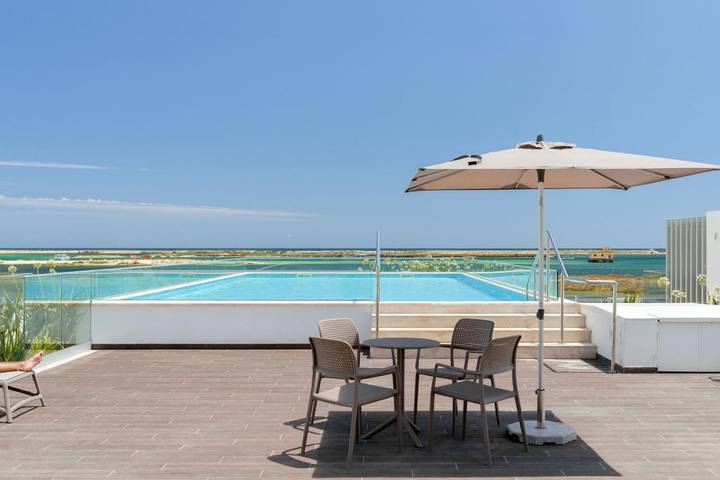 Apartamento de férias para 2 pessoas, com piscina e terraço e ainda vista em Fuseta