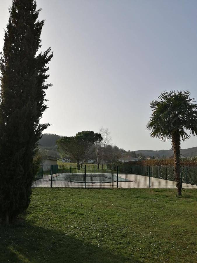 Gîte pour 4 personnes, avec vue ainsi que piscine et terrasse, animaux acceptés à Saint-Cernin-de-Larche - 3
