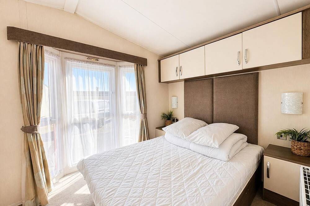 Beautiful 6 berth caravan by the beach in Suffolk in Lowestoft, Sunrise Coast