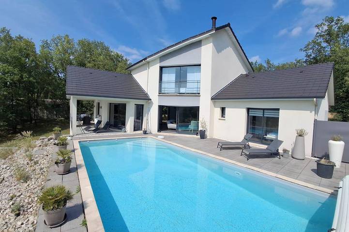 Location de vacances pour 6 personnes, avec jardin à Chasteaux