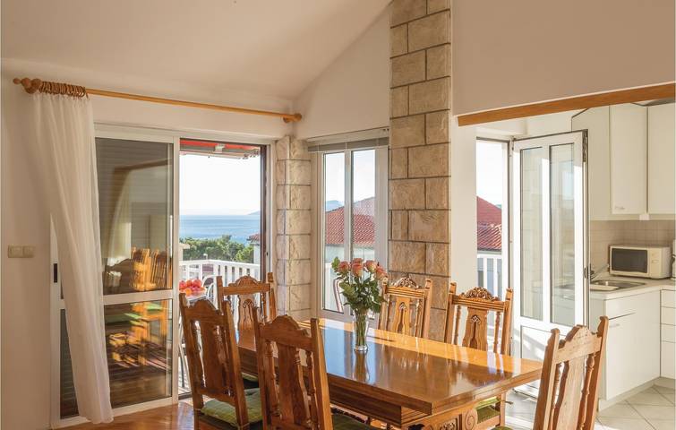 Ganze Ferienwohnung, Charmante Ferienwohnung mit Terrasse, Parkplatz und nur 400 m von der Küste entfernt in Makarska in Makarska, Makarska Riviera