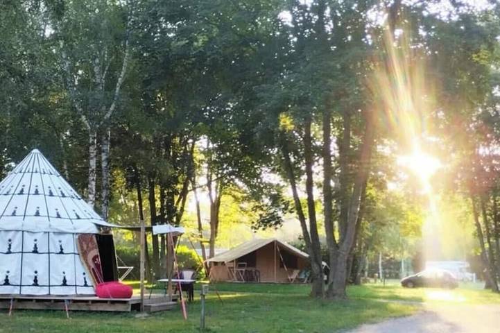 Mobil home pour 4 personnes à Sauxillanges