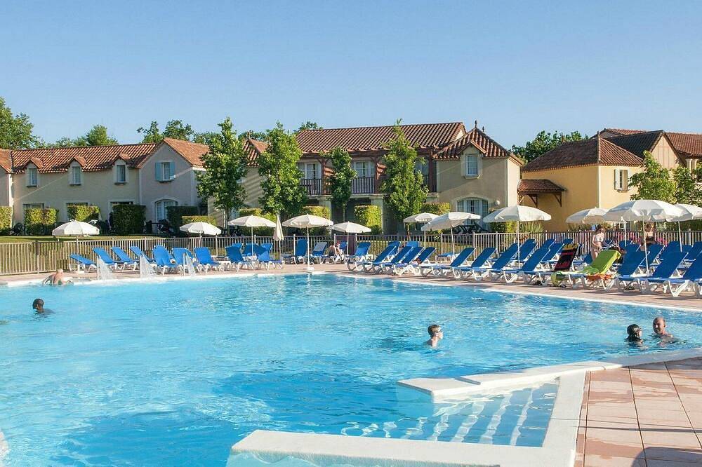 Entire apartment, House 3 rooms in residence with swimming pool in a park of 6 ha Monflanquin 47 in Monflanquin, Villeneuve-sur-Lot region