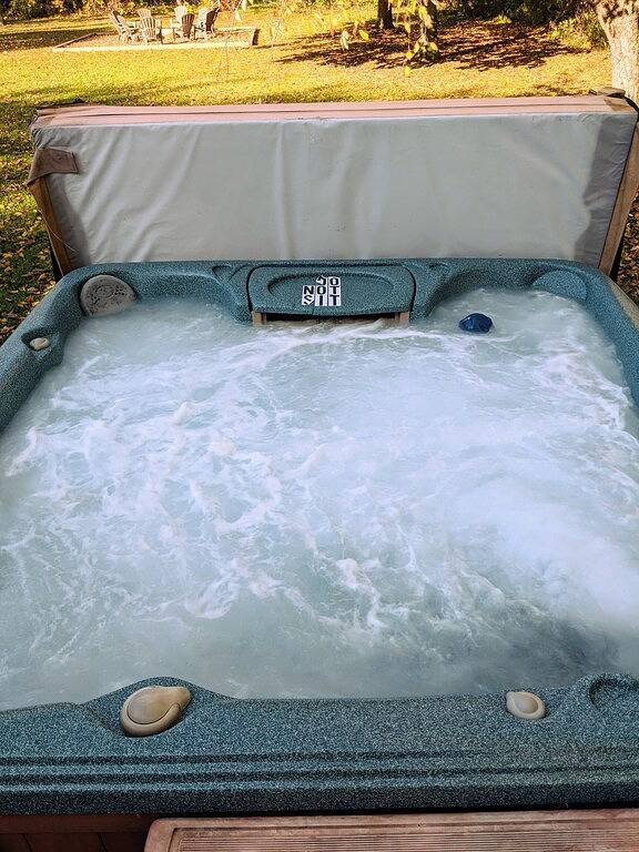 Vacation house for 16 people, with yard and terrace as well as hot tub in Lake Erie