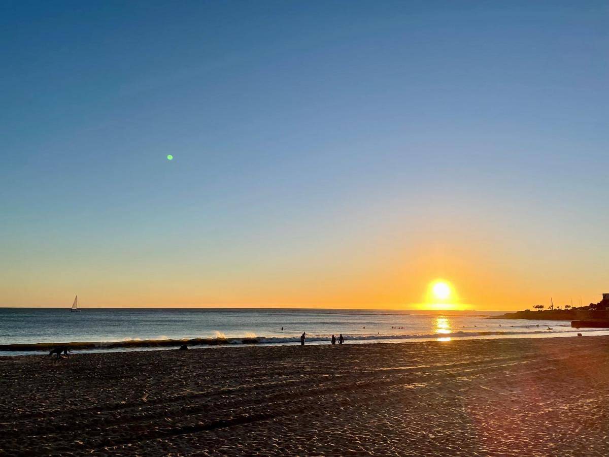 Apartamento inteiro, New 3 Bedroom Beachfront Apartment in Carcavelos e Parede, Costa de Lisboa