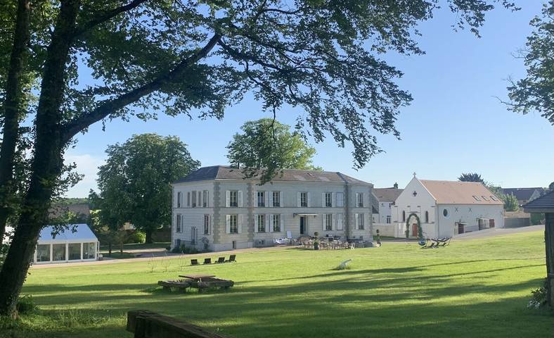 Cottage pour 36 personnes, avec jardin ainsi que jacuzzi et terrasse à Cerny