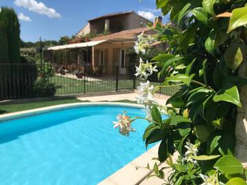 Gîte pour 4 personnes, avec vue ainsi que piscine et jardin à Villelaure