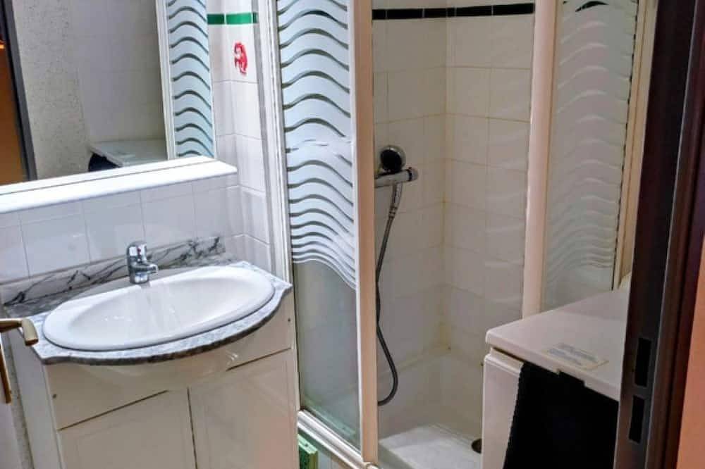 Entire apartment, Large Studio Balcony Private Parking 2/3 persons Aulus les Bains 10 kms from Guzet in Aulus-les-Bains, Parc naturel régional des Pyrénées ariégeoises