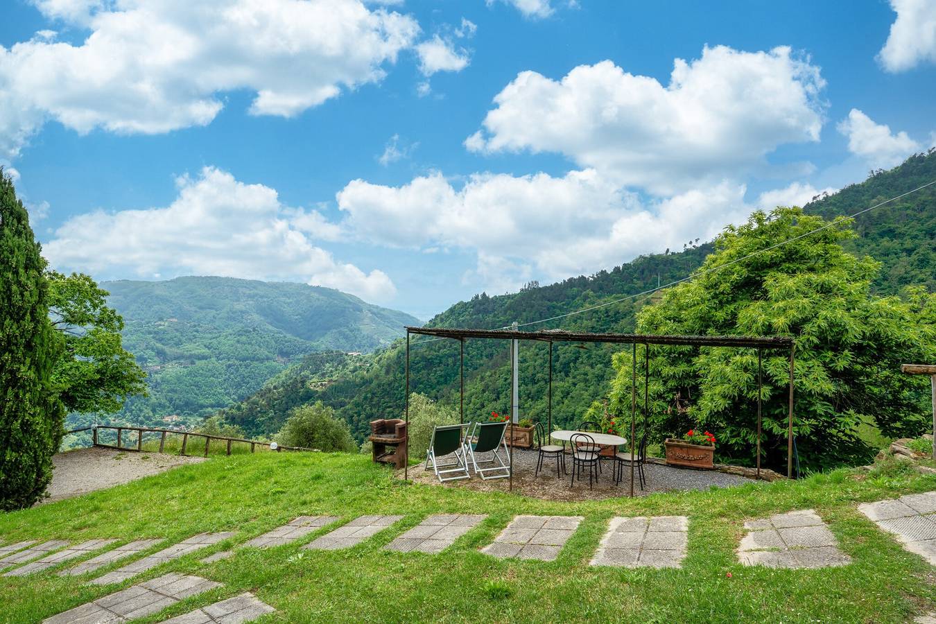 Entire apartment, Apartment 'Cima A Zano' with Mountain View, Shared Pool and Wi-Fi in Pescia, Pistoia Province