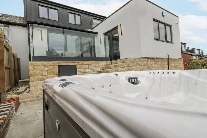 Holiday rental for 6 people, with hot tub and garden in Huddersfield