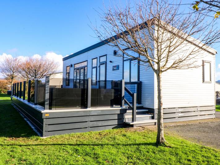 Glamping for 4 people, with pool and garden in Gwynedd