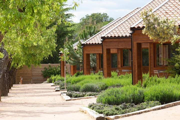Apartamento para 4 personas, con vistas además de piscina y jardín en Àger