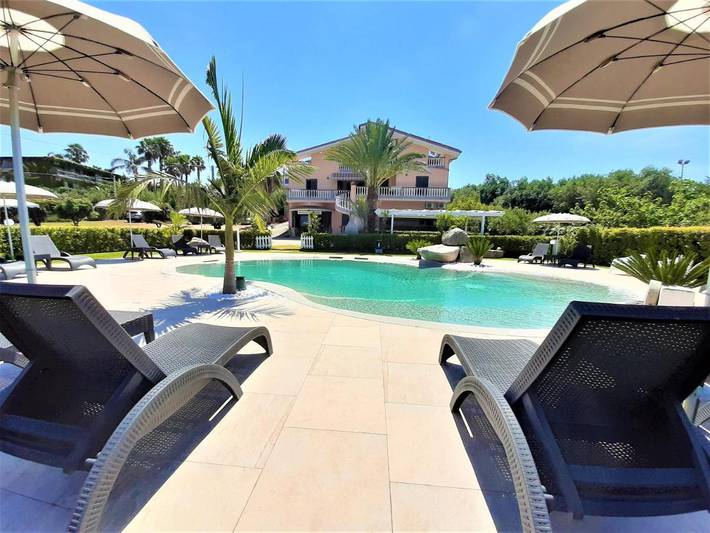 Appartamento per 6 persone, con Balcone e Terrazza nonché Giardino e Piscina a Tonicello