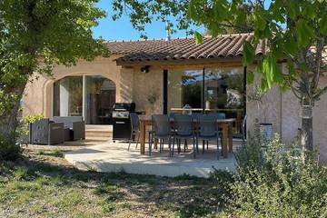 Location de vacances pour 8 personnes, avec terrasse, animaux acceptés à Quinson