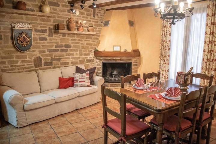 Casa rural para 4 personas, con balcón y jacuzzi en Els Ports