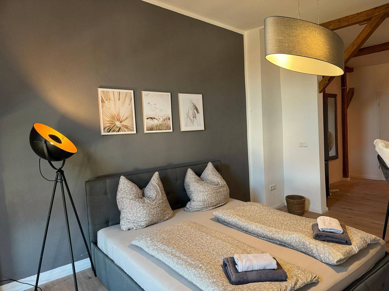 Appartement entier, Dachgeschoss-Appartement "Nina" in Halle mit 2 Schlafzimmern und Stellplatz in Halle (Allemagne), Saale-Unstrut