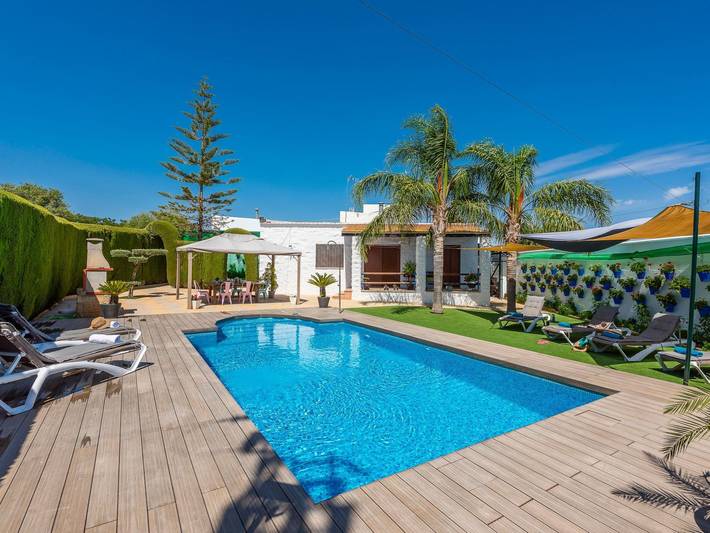 Location de vacances pour 7 personnes, avec Terrasse ainsi que Jardin et Piscine dans La Lantejuela