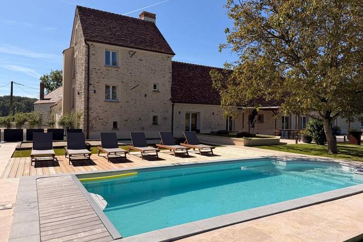 Location de vacances pour 15 personnes, avec piscine et jardin, animaux acceptés dans Crèvecœur-en-Brie
