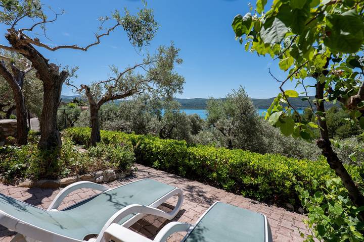 Gîte pour 2 personnes, avec vue sur le lac et jardin dans les Alpes-de-Haute-Provence