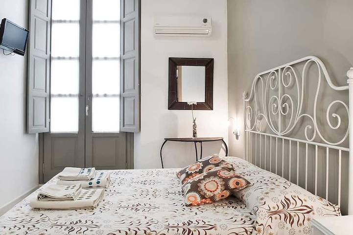 Entire apartment, Modern And Brigh Apartment Malaga Downtown in Malaga Centro Historico, Malaga