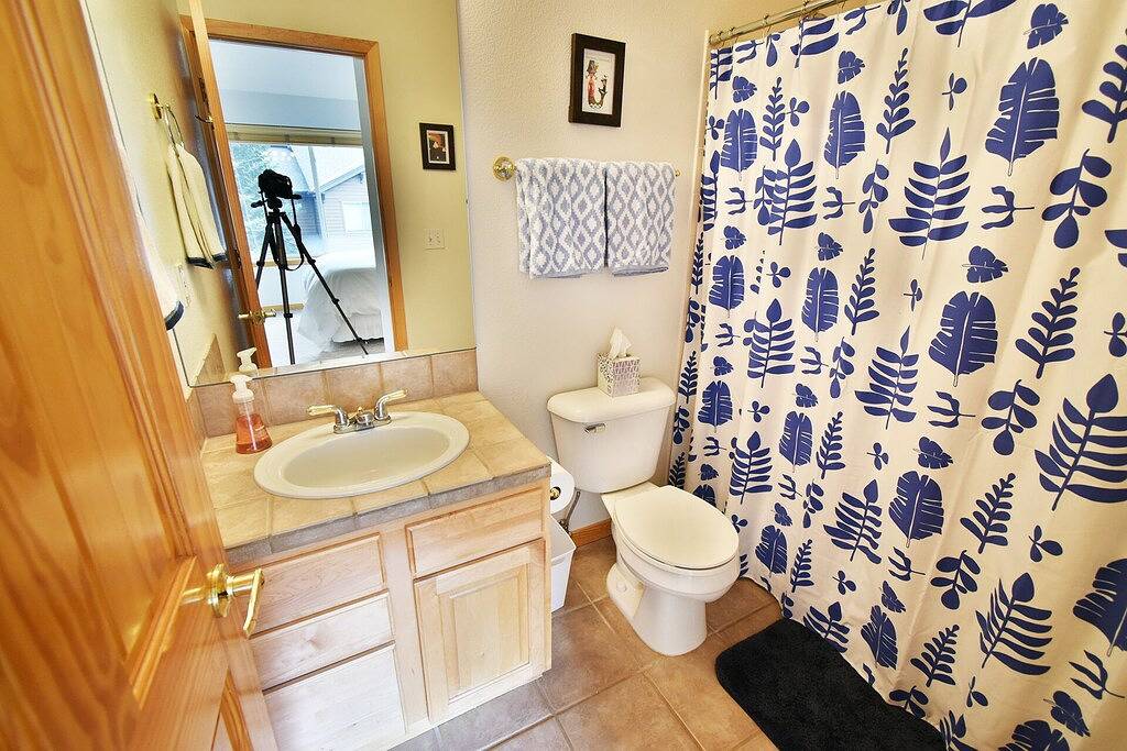 Private Hot Tub! Lakefront-Walk Out to Sup, 3 Suites. Easy Drive to Town in Silverthorne, Arapaho and Roosevelt National Forests