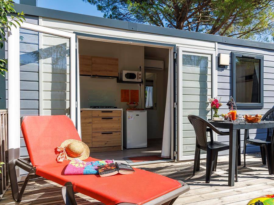 Flower Camping Les Paillotes en Ardeche - Mobilhome 2 personnes - Charme 20m² Confort (1ch - 2pers.) + Clim + Terrasse non-couverte in Ruoms, Ardèche