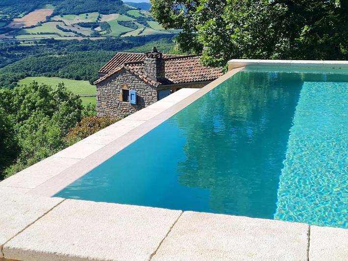 Location de vacances pour 3 personnes, avec jardin ainsi que terrasse et piscine à Saint-Georges-de-Luzençon - 2