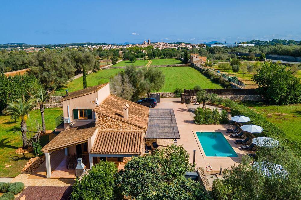 Finca Binitaref - close to the village in Lloret de Vistalegre, Majorca Center
