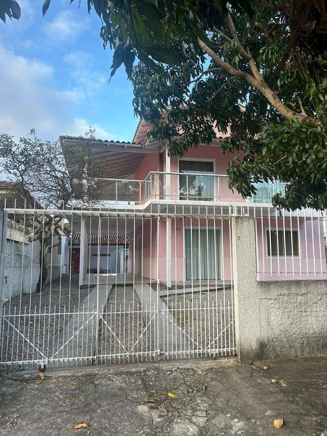 Casas e apartamentos de temporada para 12 pessoas, com balcão, adaptado a crianças em Pântano do Sul