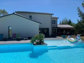 Cottage pour 11 personnes, avec jacuzzi et piscine ainsi que jardin et bassin pour enfant, adapté aux familles à Longages