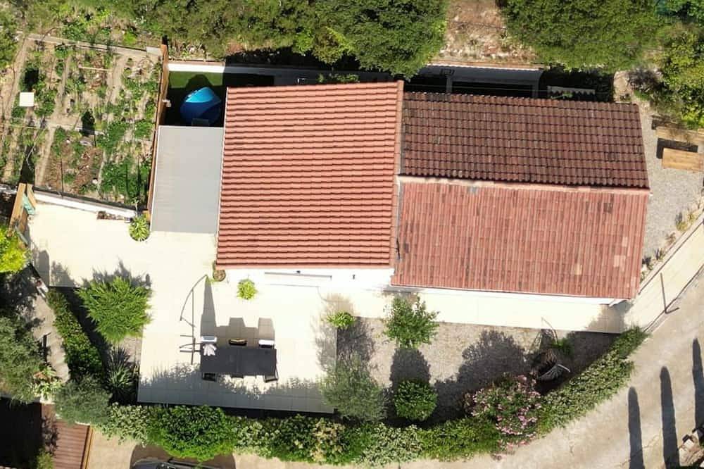 Detached house with garden, private terrace and shared swimming pool. in Pertuis, Parc naturel régional du Luberon