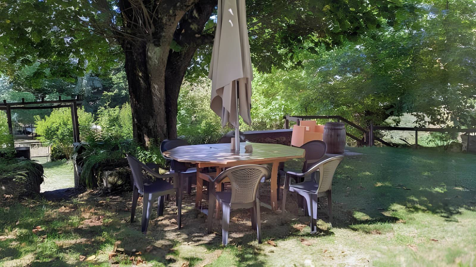 Apartamento entero, Gîte Le Tilleul – Gran jardín y terraza privados en el corazón de la auténtica Ardèche in Lespéron, Ardèche