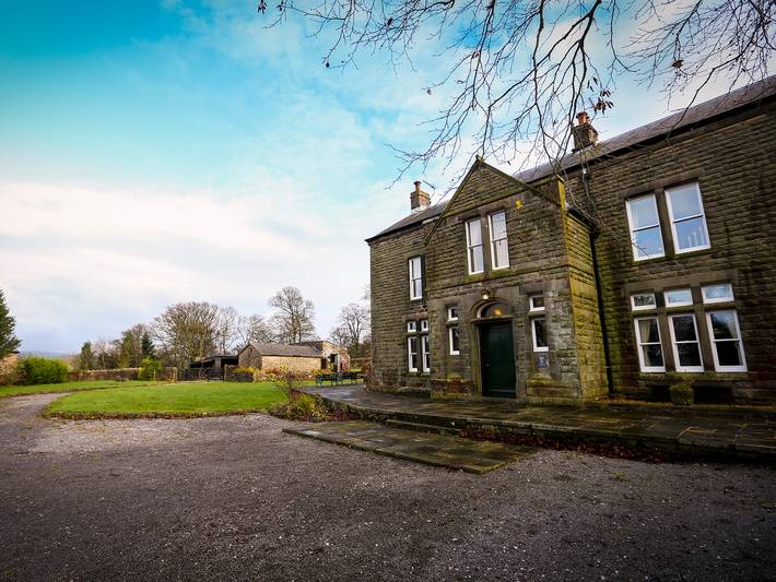 Cottage for 16 people, with garden in Peak District