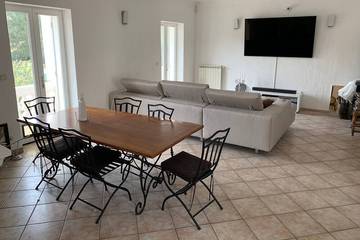 Gîte pour 6 personnes, avec piscine ainsi que jardin et balcon à Contes