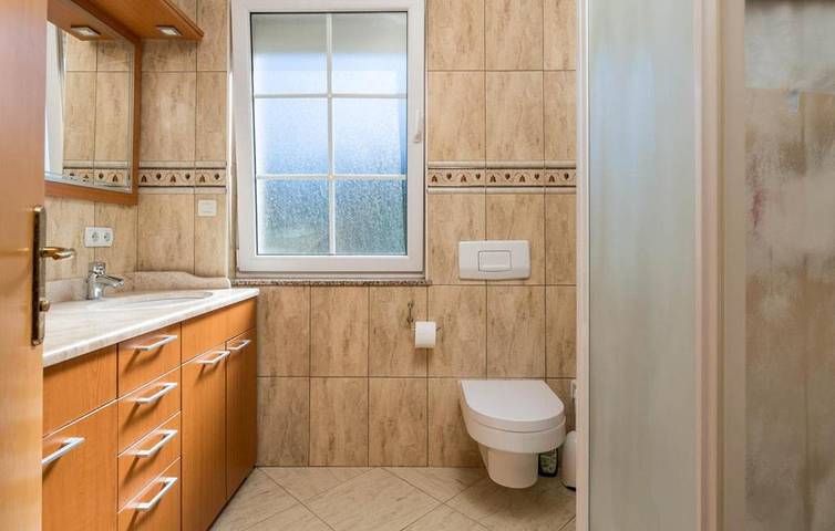 Villa für 12 Personen, mit Whirlpool und Sauna sowie Pool und Balkon auf Rab - 4