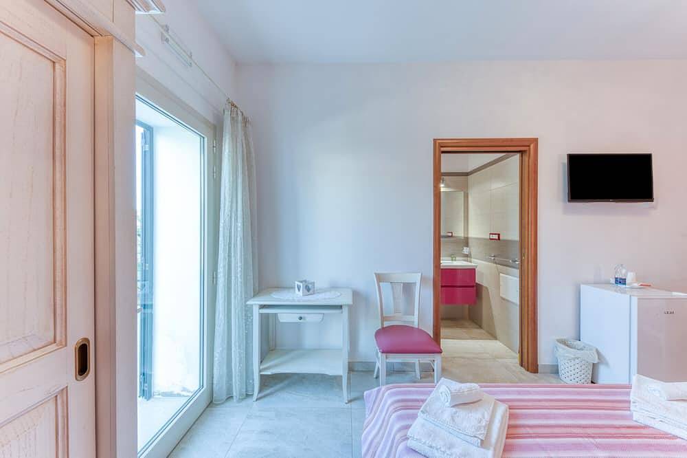 Bed and Breakfast 'Tallyho Garofano' with Shared Terrace, Wi-Fi and Air Conditioning in Salve, Gulf of Taranto
