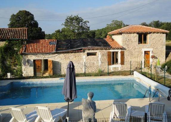 Location de vacances pour 2 personnes, avec Terrasse ainsi que Jardin et Piscine à Courgeac - 2