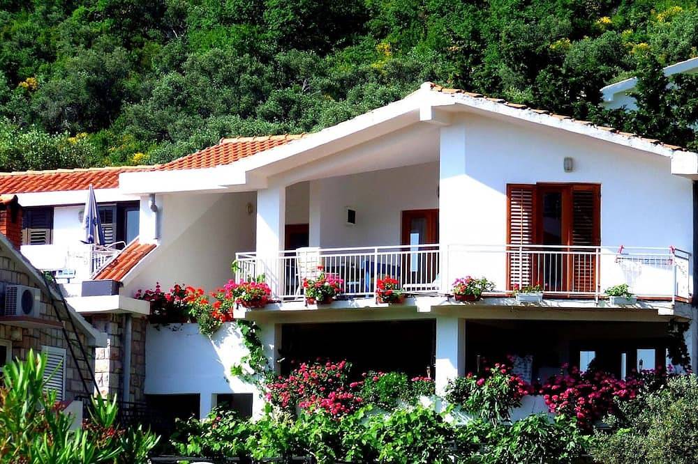 Ganze Wohnung, Tremendous 2-bedroom apartment with Ac in Sveti Stefan in Sveti Stefan, Opština Budva