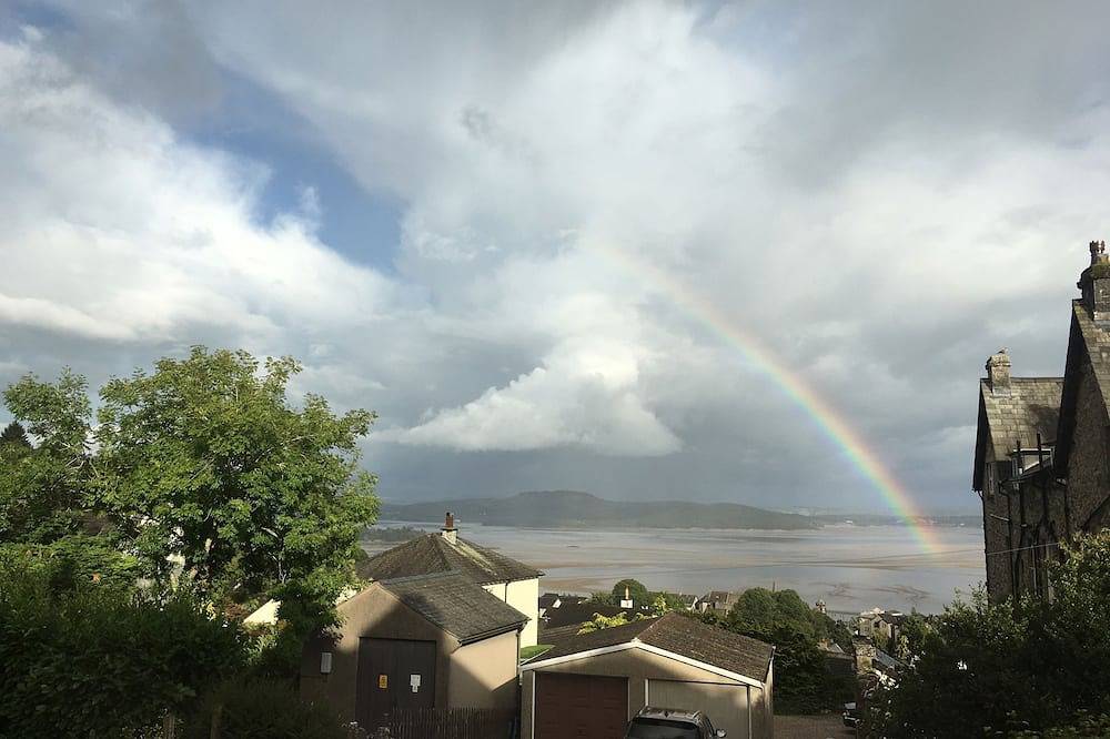 Entire apartment, Beautiful victorian apartment in unspoiled seaside town in Grange-over-Sands, Lake District